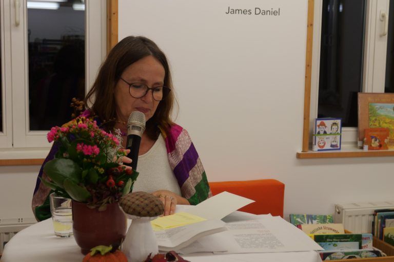 Judith Konzetts Lyrik regte zu Sensibilität und aufmerksamen Hinsehen an. - Lyrikfestival in der Bibliothek Frastanz - Lyrikfestival, Bibliothek Frastanz
