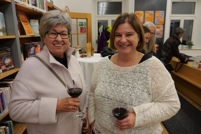 Uschi Erath und Sibylle Scherer hatten viel Spaß auf der Lesung. - Lyrikfestival in der Bibliothek Frastanz - Lyrikfestival, Bibliothek Frastanz