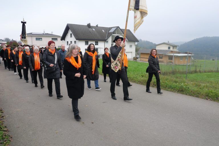 Auch der Männer- und Frauenchor nahm am Aufmarsch teil. - Friedenssonntag und Musikvereinsumzug in Fellengatter - Friedenssonntag, Musikverein