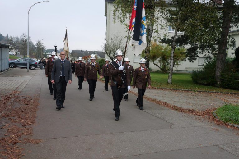 Auch die Feuerwehr Frastanz nahm am Marsch zur Messfeier in Fellengatter teil. - Friedenssonntag und Musikvereinsumzug in Fellengatter - Friedenssonntag, Musikverein