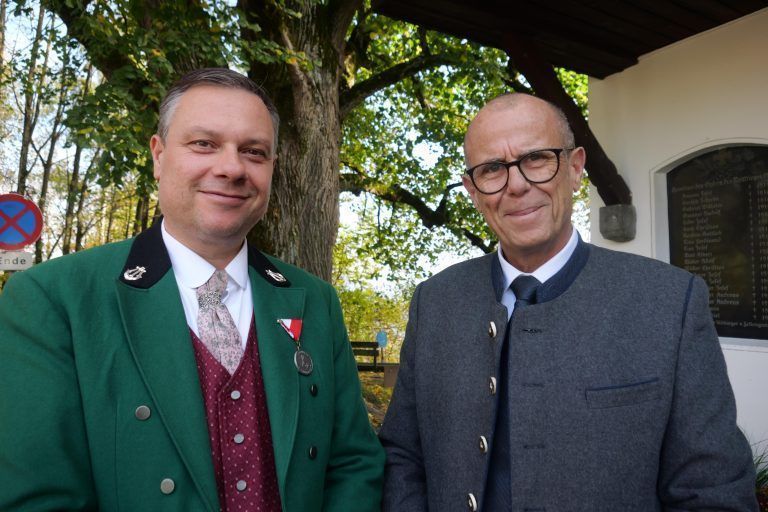 Fellengatter Ortsvorsteher Jürgen Blacha und Bürgermeister Walter Gohm. - Friedenssonntag und Musikvereinsumzug in Fellengatter - Friedenssonntag, Musikverein