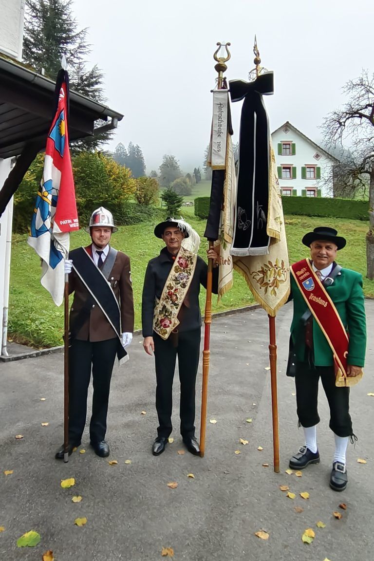 Die Fahnenträger der Feuerwehr, des Männer- & Frauenchors und des Musikvereins Frastanz Mario Müller, Roland Zugliani und Vesi Markovic. - Friedenssonntag und Musikvereinsumzug in Fellengatter - Friedenssonntag, Musikverein