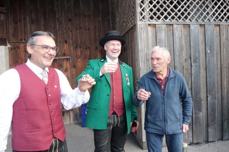 Bernhard Dobler, Johannes Decker und Ernst Dobler stoßen aufeinander an. - Friedenssonntag und Musikvereinsumzug in Fellengatter - Friedenssonntag, Musikverein