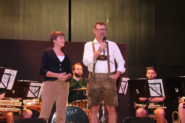 Bgm. Angelika Moosbrugger gratulierte dem Handwerksteam rund um Manfred Gasser. - Festabend Bauhandwerk