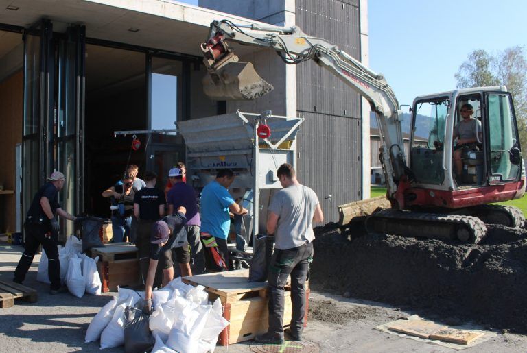 Nachschub für Kampf gegen Hochwasser: Rund 2000 Sandsäcke wurden kürzlich bei der Hohenweiler Feuerwehr abgefüllt, um Katastrophenlager wieder aufzufüllen.