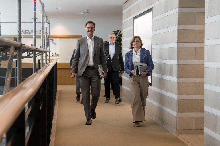 Schwarz-Blau in Sicht: ÖVP und FPÖ verhandeln ab Montag