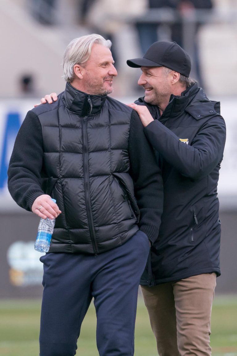 Altach – ÖSTERREICH: v.l. Trainer Markus Schopp (Hartberg) und Roland Kirchler (Altach) am Samstag, 24. Februar 2024, während der Admiral Bundesliga-Begegnung, 20. Runde, zwischen Cashpoint SCR Altach gegen TSV Egger Glas Hartberg im der Cashpoint Arena in Altach