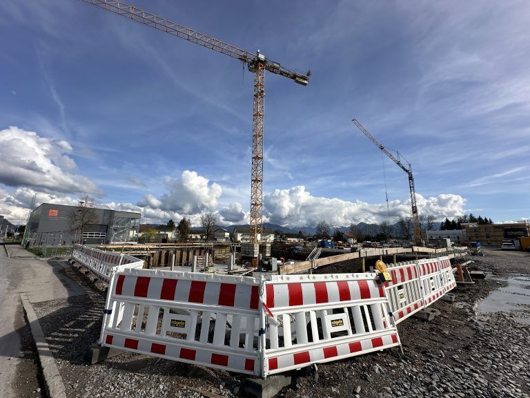 Baustelle in Hard beim Falkenweg: Neues Ortsteilzentrum Bommen bei Bahnhof und Kindergarten Falkenweg