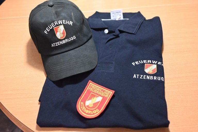 Nicht gezögert, um zu helfen: Als Dankeschön für ihren Einsatz erhielten sie von der Ortsfeuerwehr Atzenbrugg ein paar Andenken.