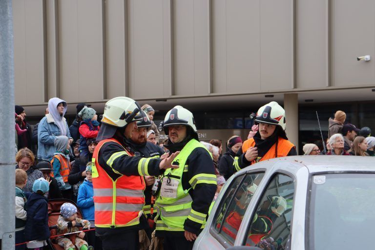 Lauteracher Feuerwehr übte Unfalleinsatz: Die Einsatzkräfte stellten ihre Teamfähigkeit und ihr Können unter Beweis.