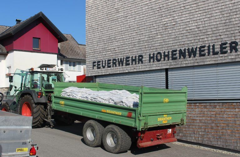 Nachschub für Kampf gegen Hochwasser: Bereit zur Abfahrt - ein Anhänger mit Hunderten Sandsäcken für den nächsten Hochwassereinsatz.