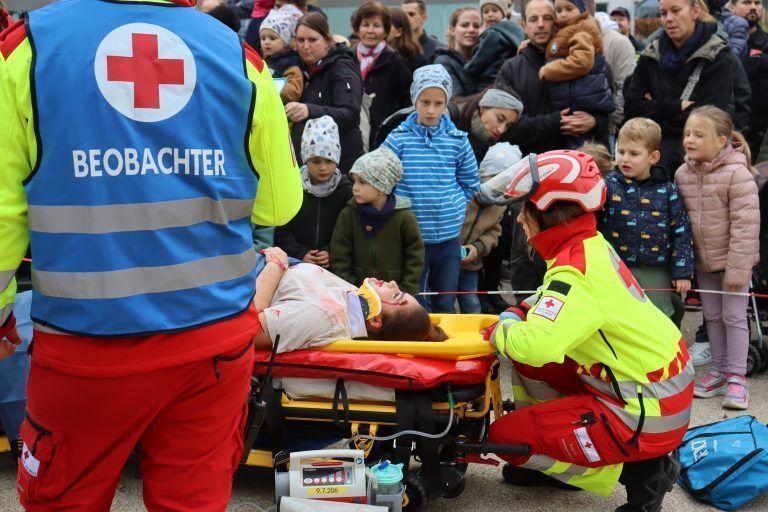 Lauteracher Feuerwehr übte Unfalleinsatz: Auch das Rote Kreuz gab spannende Einblicke in ihre Arbeit.
