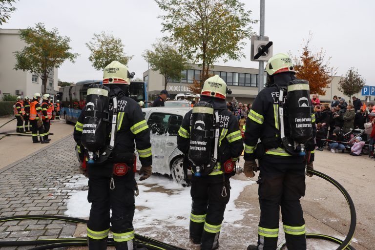Lauteracher Feuerwehr übte Unfalleinsatz: Auslaufender Treibstoff forderte einen umfassenden Brandschutz.