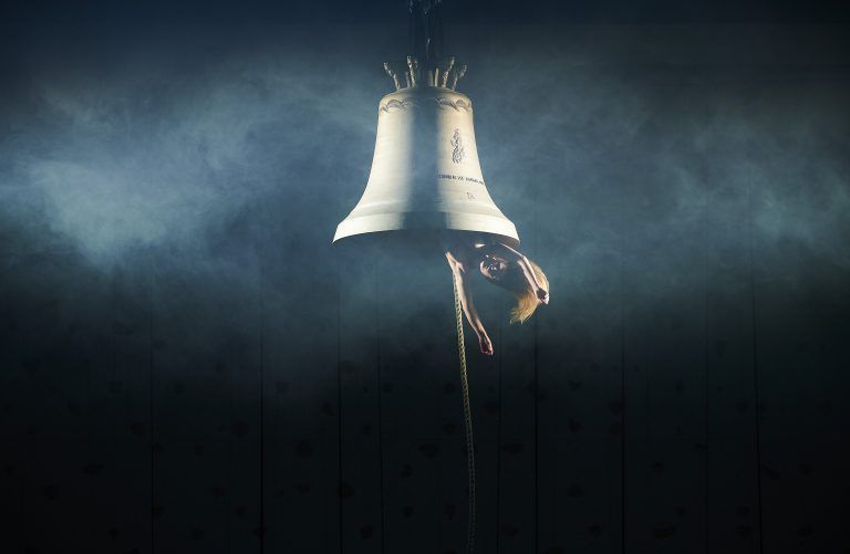 Sancta von Paul Hindemith, Johanna Doderer, Johann Sebastian Bach, Born in Flamez, Stefan Schneider, Nadine Neven Raihani u.a. Opernperformance von Florentina Holzinger mit Paul Hindemiths Oper Sancta Susanna (Libretto: August Stramm), geistlichen Werken und Neukompositionen Musikalische Leitung: Marit Strindlund Regie und Choreografie: Florentina Holzinger Komposition und Arrangements: Johanna Doderer Komposition und Supervision Bühnenmusik: Born in Flamez Komposition und Sound Design: Stefan Schneider Komponistin und Produzentin: Nadine Neven Raihani Weitere Kompositionen: otay:onii, Odette T. Waller, Karl-Johann Ankarblom, Gibrana Cervantes, Christopher Kandelin, Josephinex Ashley Hansis Bühne und Kostüme: Nikola Knežević Lichtdesign: Anne Meussen, Max Kraußmüller Videodesign: Maja Čule Dramaturgie: Michele Rizzo, Judith Lebiez, Philipp Amelungsen, Fernando Belfiore, Miron Hakenbeck, Sara Ostertag, Renée Copraij, Felix Ritter Chor: Manuel Pujol Auf dem Bild Florentina Holzinger Foto: Matthias Baus