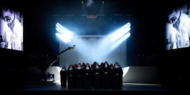 Sancta von Paul Hindemith, Johanna Doderer, Johann Sebastian Bach, Born in Flamez, Stefan Schneider, Nadine Neven Raihani u.a. Opernperformance von Florentina Holzinger mit Paul Hindemiths Oper Sancta Susanna (Libretto: August Stramm), geistlichen Werken und Neukompositionen Musikalische Leitung: Marit Strindlund Regie und Choreografie: Florentina Holzinger Komposition und Arrangements: Johanna Doderer Komposition und Supervision Bühnenmusik: Born in Flamez Komposition und Sound Design: Stefan Schneider Komponistin und Produzentin: Nadine Neven Raihani Weitere Kompositionen: otay:onii, Odette T. Waller, Karl-Johann Ankarblom, Gibrana Cervantes, Christopher Kandelin, Josephinex Ashley Hansis Bühne und Kostüme: Nikola Knežević Lichtdesign: Anne Meussen, Max Kraußmüller Videodesign: Maja Čule Dramaturgie: Michele Rizzo, Judith Lebiez, Philipp Amelungsen, Fernando Belfiore, Miron Hakenbeck, Sara Ostertag, Renée Copraij, Felix Ritter Chor: Manuel Pujol Auf dem Bild Damen des Staatsopernchors Suttgart Foto: Matthias Baus