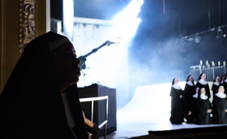 Sancta von Paul Hindemith, Johanna Doderer, Johann Sebastian Bach, Born in Flamez, Stefan Schneider, Nadine Neven Raihani u.a. Opernperformance von Florentina Holzinger mit Paul Hindemiths Oper Sancta Susanna (Libretto: August Stramm), geistlichen Werken und Neukompositionen Musikalische Leitung: Marit Strindlund Regie und Choreografie: Florentina Holzinger Komposition und Arrangements: Johanna Doderer Komposition und Supervision Bühnenmusik: Born in Flamez Komposition und Sound Design: Stefan Schneider Komponistin und Produzentin: Nadine Neven Raihani Weitere Kompositionen: otay:onii, Odette T. Waller, Karl-Johann Ankarblom, Gibrana Cervantes, Christopher Kandelin, Josephinex Ashley Hansis Bühne und Kostüme: Nikola Knežević Lichtdesign: Anne Meussen, Max Kraußmüller Videodesign: Maja Čule Dramaturgie: Michele Rizzo, Judith Lebiez, Philipp Amelungsen, Fernando Belfiore, Miron Hakenbeck, Sara Ostertag, Renée Copraij, Felix Ritter Chor: Manuel Pujol Auf dem Bild Andrea Baker, Damen des Staatsopernchor Stuttgart Foto: Matthias Baus