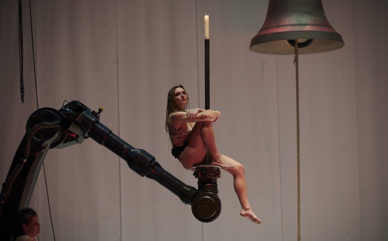 Sancta von Paul Hindemith, Johanna Doderer, Johann Sebastian Bach, Born in Flamez, Stefan Schneider, Nadine Neven Raihani u.a. Opernperformance von Florentina Holzinger mit Paul Hindemiths Oper Sancta Susanna (Libretto: August Stramm), geistlichen Werken und Neukompositionen Musikalische Leitung: Marit Strindlund Regie und Choreografie: Florentina Holzinger Komposition und Arrangements: Johanna Doderer Komposition und Supervision Bühnenmusik: Born in Flamez Komposition und Sound Design: Stefan Schneider Komponistin und Produzentin: Nadine Neven Raihani Weitere Kompositionen: otay:onii, Odette T. Waller, Karl-Johann Ankarblom, Gibrana Cervantes, Christopher Kandelin, Josephinex Ashley Hansis Bühne und Kostüme: Nikola Knežević Lichtdesign: Anne Meussen, Max Kraußmüller Videodesign: Maja Čule Dramaturgie: Michele Rizzo, Judith Lebiez, Philipp Amelungsen, Fernando Belfiore, Miron Hakenbeck, Sara Ostertag, Renée Copraij, Felix Ritter Chor: Manuel Pujol Foto: Matthias Baus