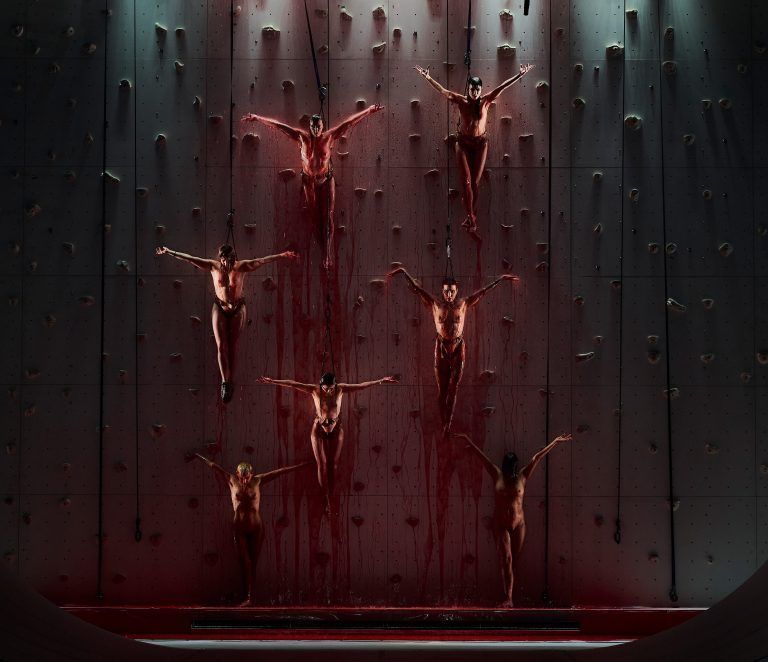 Sancta von Paul Hindemith, Johanna Doderer, Johann Sebastian Bach, Born in Flamez, Stefan Schneider, Nadine Neven Raihani u.a. Opernperformance von Florentina Holzinger mit Paul Hindemiths Oper Sancta Susanna (Libretto: August Stramm), geistlichen Werken und Neukompositionen Musikalische Leitung: Marit Strindlund Regie und Choreografie: Florentina Holzinger Komposition und Arrangements: Johanna Doderer Komposition und Supervision Bühnenmusik: Born in Flamez Komposition und Sound Design: Stefan Schneider Komponistin und Produzentin: Nadine Neven Raihani Weitere Kompositionen: otay:onii, Odette T. Waller, Karl-Johann Ankarblom, Gibrana Cervantes, Christopher Kandelin, Josephinex Ashley Hansis Bühne und Kostüme: Nikola Knežević Lichtdesign: Anne Meussen, Max Kraußmüller Videodesign: Maja Čule Dramaturgie: Michele Rizzo, Judith Lebiez, Philipp Amelungsen, Fernando Belfiore, Miron Hakenbeck, Sara Ostertag, Renée Copraij, Felix Ritter Chor: Manuel Pujol Auf dem Bild Ensemble Foto: Matthias Baus