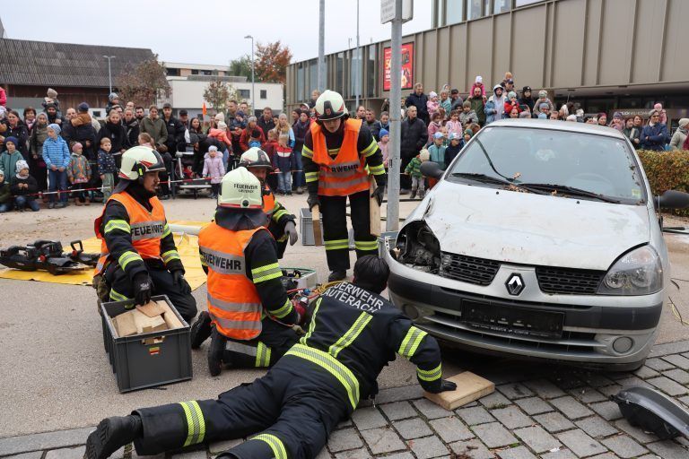Auf dem Übungsprogramm stand ein Verkehrsunfall in der Karl-Höll-Straße.