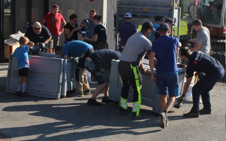 Nachschub für Kampf gegen Hochwasser: Praktische Sets, Kunststoffboxen mit jeweils 42 Sandsäcken und zusätzlich Abdichtfolien gewährleisten einen effektiven Einsatz werden bereitgestellt und befüllt.