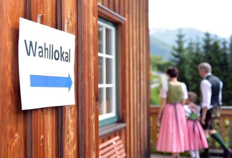 ABD0002_20240823 – GRUNDLSEE – STERREICH: ++ ARCHIVBILD/THEMENBILD ++ Illustration zu: “NR-Wahl-Lexikon – Was wird berhaupt gewhlt am 29. September?” Eine Familie in Tracht auf dem Weg in ein Wahllokal zur EU-Wahl am Sonntag, 25. Mai 2014, in Grundlsee (Ausseerland). (ARCHIVBILD VOM 25.5.2014). (ARCHIVBILD VOM 25.5.2014) – FOTO: APA/BARBARA GINDL