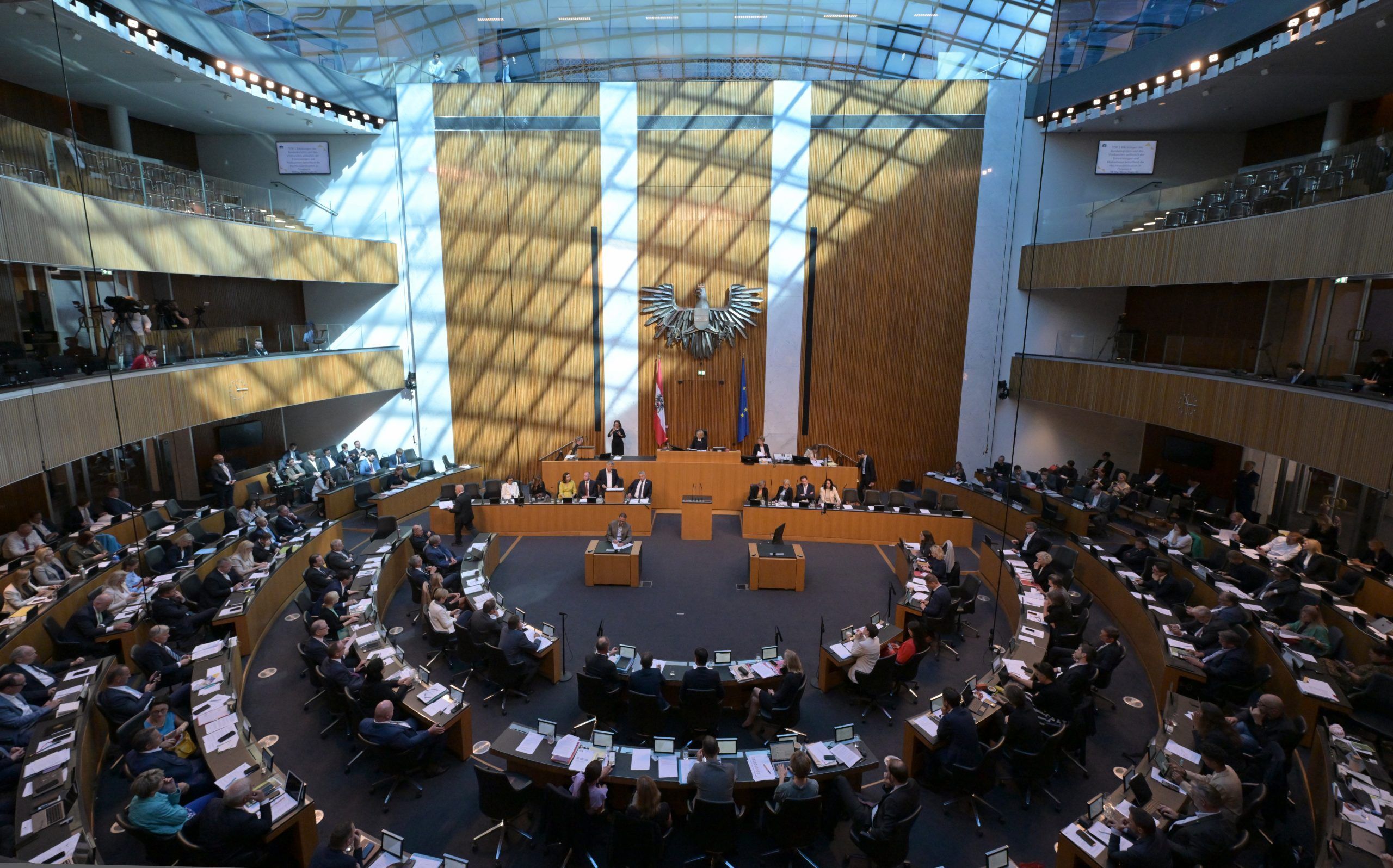 ABD0002_20240924 – WIEN – STERREICH: ++ THEMENBILD ++ Illustration zum Thema “NR-Wahl-Lexikon: Wie zieht man in den Nationalrat ein?”: Nationalratssitzung am Mittwoch, 18. September 2024, im Parlament in Wien. Am 29. September 2024 wird in sterreich ein neuer Nationalrat gewhlt. – FOTO: APA/ROLAND SCHLAGER
