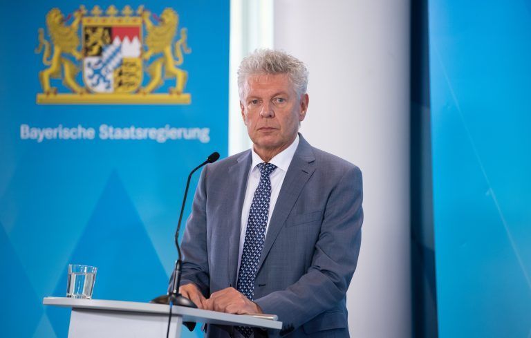ABD0013_20200421 – MNCHEN – DEUTSCHLAND: 21.04.2020, Bayern, Mnchen: Dieter Reiter (SPD), Oberbrgermeister von Mnchen, nimmt an einer Pressekonferenz in der Staatskanzlei teil. Auf der Pressekonferenz wurde mitgeteilt, dass das Oktoberfest 2020 aufgrund der akutellen Corona-Krise abgesagt werden muss. Foto: Sven Hoppe/dpa-pool/dpa +++ dpa-Bildfunk +++. – FOTO: APA/dpa-pool/Sven Hoppe
