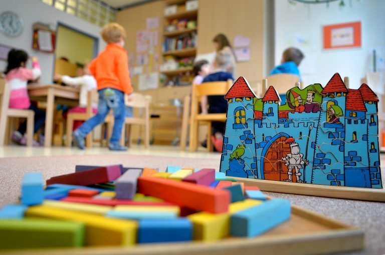 ABD0014_20240206 – DSSELDORF – DEUTSCHLAND: ARCHIV – 18.04.2016, Nordrhein-Westfalen, Dsseldorf: Spielzeug liegt in einer Kindertagessttte auf dem Boden. Kitas in NRW waren im vergangenen Jahr hufiger an regulren ffnungstagen dicht – etwa wegen Krankheit oder Fortbildungen der Erzieherinnen und Erzieher (zu: ÇNRW-Kitas hufiger zu regulrer ffnungszeit dichtÈ). (zu dpa: ÇNRW-Kitas hufiger zu regulrer ffnungszeit dichtÈ) […]