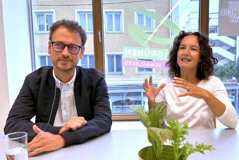 ABD0015_20240905 – BREGENZ –
STERREICH: (v.l.) Grnen-Spitzenkandidat und Parteichef Daniel Zadra und Parteichefin Eva Hammerer am 26. August 2024, anlsslich eines Interviews mit der APA – Austria Presse Agentur in Bregenz. – FOTO: APA/ANGELIKA GRABHER-HOLLENSTEIN