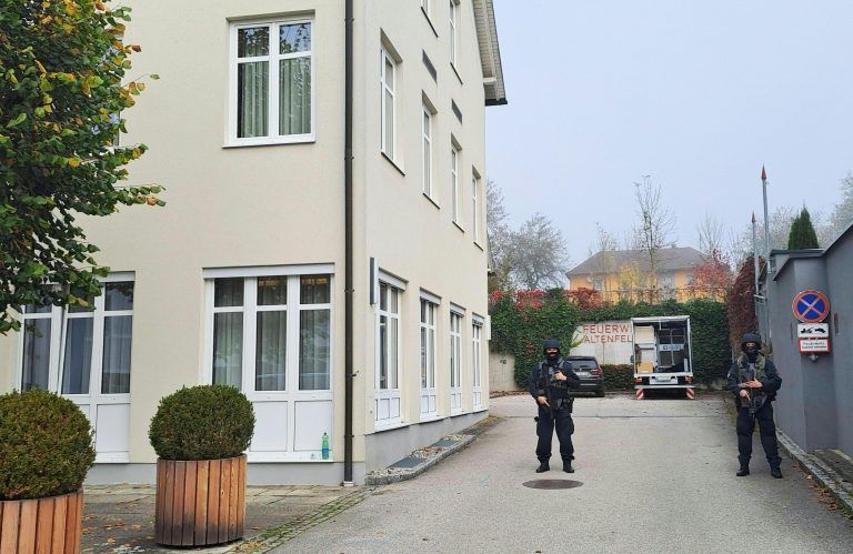 ABD0027_20241030 – ALTENFELDEN – STERREICH: ZU APA0100 VOM 30.10.2024 – Einsatzkrfte der Polizei vor dem Gemeindeamt in Altenfelden aufgenommen am Mittwoch, 30. Oktober 2024. Auch in der Nacht auf Mittwoch hat die Gro§fahndung nach dem Mann, der am Montag zwei Menschen im Mhlviertel erschossen haben soll, keine konkrete Spur gebracht. – FOTO: APA/KERSTIN SCHELLER