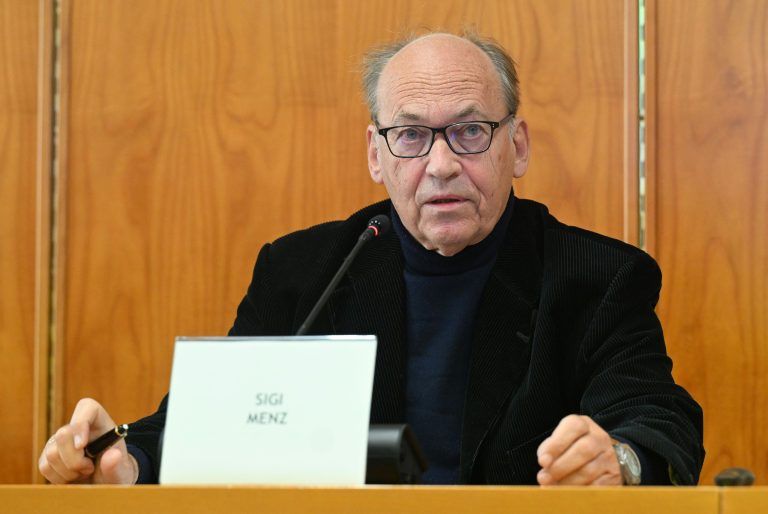 ABD0031_20231114 – WIEN –
STERREICH: Obmann Sigi Menz (Bundessparte Industrie) am Dienstag, 14. November 2023, anl. der PK der Wirtschaftskammer
sterreich (WK
) “
sterreichs Wirtschaft in Rezession – KV-Abschlsse mit Augenma§ wichtiger denn jeÒ in der WK
in Wien. – FOTO: APA/HELMUT FOHRINGER