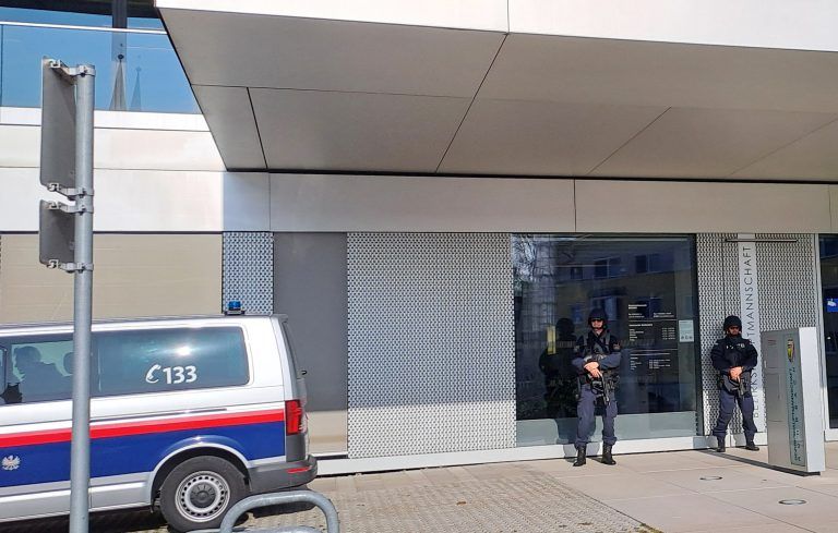 ABD0041_20241030 – ROHRBACH – STERREICH: ZU APA0100 VOM 30.10.2024 – Die Situation vor der Bezirkshauptmannschaft Rohrbach aufgenommen am Mittwoch, 30. Oktober 2024. Auch in der Nacht auf Mittwoch hat die Gro§fahndung nach dem Mann, der am Montag zwei Menschen im Mhlviertel erschossen haben soll, keine konkrete Spur gebracht. – FOTO: APA/KERSTIN SCHELLER