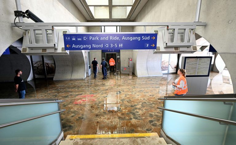 ABD0042_20240923 – MICHELHAUSEN – STERREICH: Die Situation am Bahnhof Tullnerfeld aufgenommen am Montag, 23. September 2024, anl. eines Medientermins der BB Infrastruktur AG “Erstes Resmee nach den schweren Unwettern – Schwerpunkt Weststrecke”. – FOTO: APA/HELMUT FOHRINGER