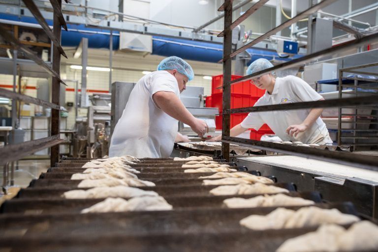 ABD0046_20220928 – WIEN – STERREICH: ++ THEMENBILD ++ Mitarbeiter in einer Produktionshalle beim Zubereiten von Backwaren am Mittwoch, 28. September 2022, aufgenommen anlsslich eines Medientermins in der Bckerei Mann in Wien. – FOTO: APA/TOBIAS STEINMAURER
