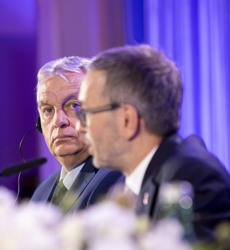 ABD0046_20240630 – WIEN –
STERREICH: (v.l.) Ministerprsident von Ungarn Viktor Orban und Bundesparteiobmann Herbert Kickl (FP
) am Sonntag, 30. Juni 2024 anl. eines FP
-Medientermins ,,Patriotisches Manifest” in Wien. – FOTO: APA/TOBIAS STEINMAURER