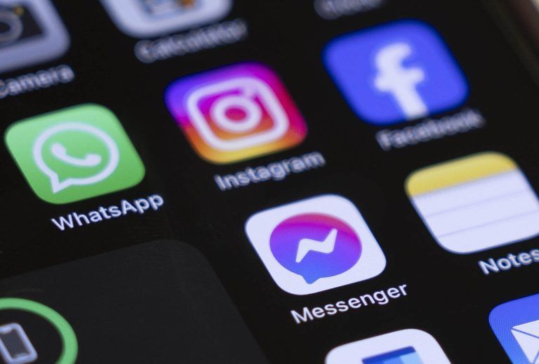 ABD0064_20240822 – WIEN – STERREICH: ++ THEMENBILD ++ ZU APA0158 VOM 20.8.2024 – Illustration zu den Themen “Facebook, Messenger-berwachung, Social Media, Kommunikation, Datenschutz, Instagram, WhatsApp”. Im Bild: Das Logo von WhatsApp, Instagram, Facebook und Messenger, aufgenommen am Donnerstag, 22. August 2024, in Wien. – FOTO: APA/TANJA UNGERBCK