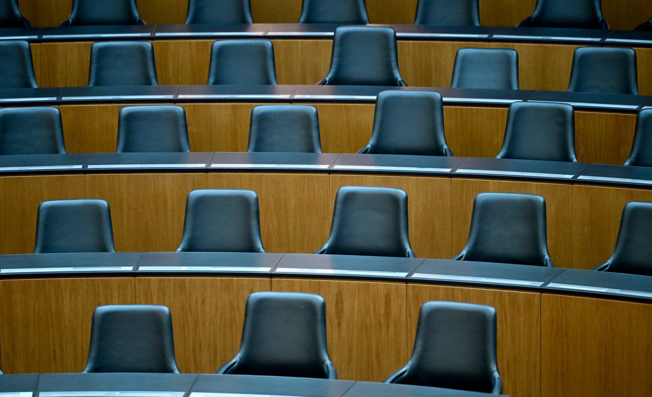 ABD0064_20240930 – WIEN – STERREICH: ++ THEMENBILD ++ Leere Sitze im Sitzungssaal des Nationalrates im Parlament in Wien am Montag, 30. September 2024. Gestern wurde in sterreich ein neuer Nationalrat gewhlt. – FOTO: APA/ROLAND SCHLAGER
