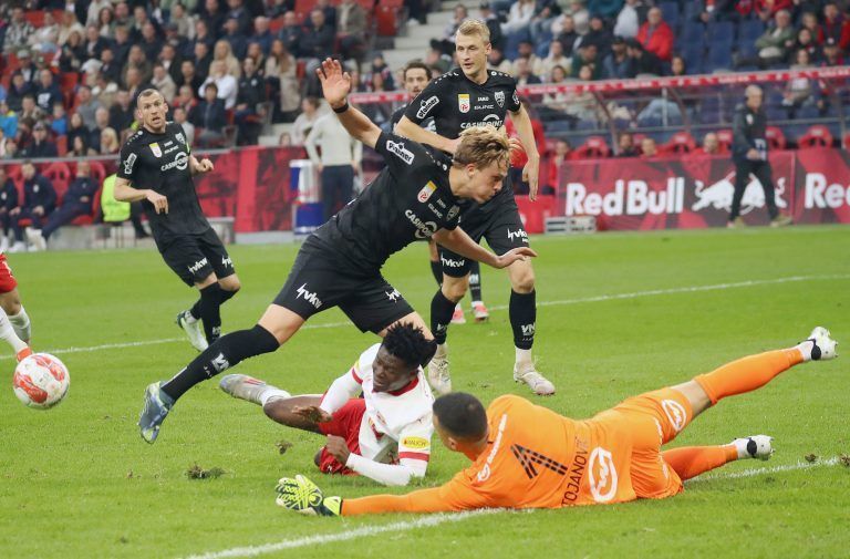 ABD0076_20241019 – SALZBURG –
STERREICH: (v.l.) Paul Friedrich Koller (Cashpoint SCR Altach/li), Karim Konate (FC Red Bull Salzburg) und Torwart Dejan Stojanovic (Cashpoint SCR Altach) whrend der Admiral Bundesliga-Begegnung / 10. Runde zwischen Red Bull Salzburg und Cashpoint SCR Altach am Samstag, 19. Oktober 2024, in Salzburg. – FOTO: APA/KRUGFOTO