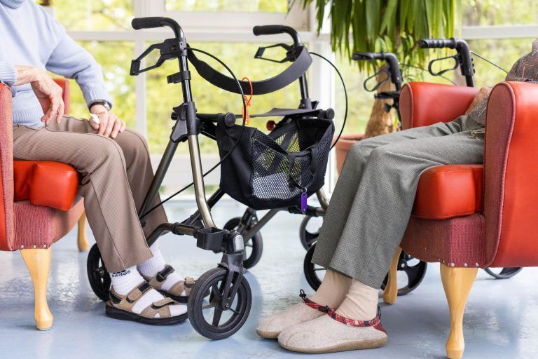 ABD0081_20241010 – VILLINGEN-SCHWENNINGEN – DEUTSCHLAND: ARCHIV – 15.05.2023, Baden-Wrttemberg, Villingen-Schwenningen: Zwei pflegebedrftige Frauen sitzen neben ihren Rollatoren. (zu dpa: Çbergangsregelung fr Pflege-Nachbarschaftshilfe verlngertÈ) Foto: Philipp von Ditfurth/dpa +++ dpa-Bildfunk +++. – FOTO: APA/dpa/Philipp von Ditfurth