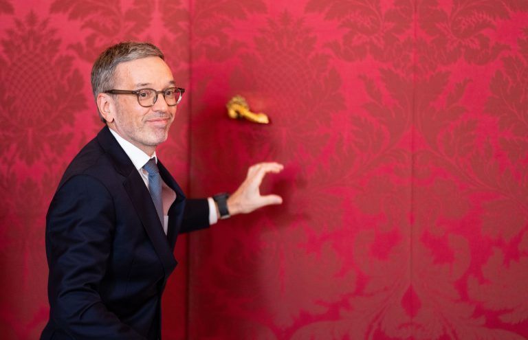 ABD0086_20241021 – WIEN –
STERREICH: FP
-Chef Herbert Kickl am Montag, 21. Oktober 2024, nach einem offiziellen Treffen mit dem Bundesprsidenten nach der NR-Wahl in der Prsidentschaftskanzlei in Wien. – FOTO: APA/GEORG HOCHMUTH