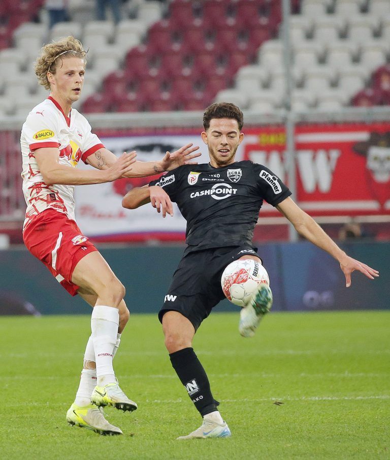 ABD0093_20241019 – SALZBURG –
STERREICH: Maurits Kjaergaard (FC Red Bull Salzburg/li) gegen Dijon Kameri (Cashpoint SCR Altach/re) whrend der Admiral Bundesliga-Begegnung / 10. Runde zwischen Red Bull Salzburg und Cashpoint SCR Altach am Samstag, 19. Oktober 2024, in Salzburg. – FOTO: APA/KRUGFOTO