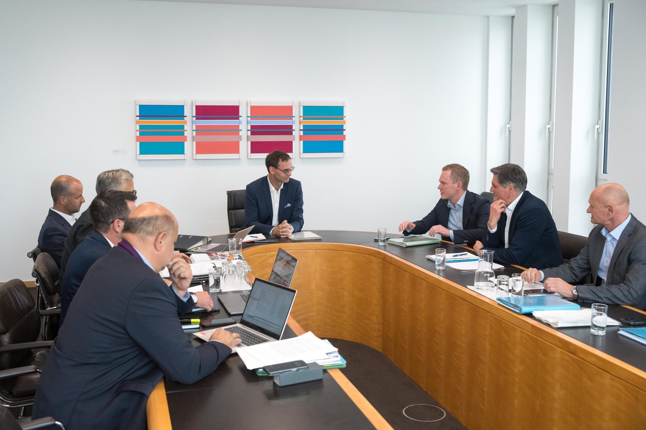 ABD0098_20241021 – BREGENZ –
STERREICH: Landeshauptmann Markus Wallner (
VP/M.) und Christof Bitschi (FP
/2.v.r.) im Rahmen von Regierungsverhandlungen zwischen
VP und FP
am Montag, 21. Oktober 2024, in Bregenz. – FOTO: APA/DIETMAR STIPLOVSEK