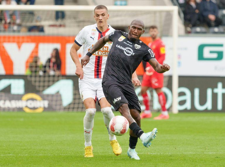 ABD0105_20241006 – ALTACH – STERREICH: Nenad Cvetkovic (li/Rapid) gegen Gustavo Santos Costa (re/Altach) am Sonntag, 6. Oktober 2024, whrend der Admiral Bundesliga-Begegnung, 9. Runde, zwischen Cashpoint SCR Altach und SK Rapid in Altach. – FOTO: APA/DIETMAR STIPLOVSEK