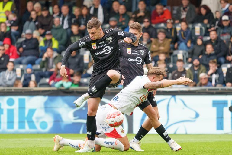ABD0106_20241006 – ALTACH – STERREICH: Pascal Estrada (li/Altach) gegen Guido Burgstaller (re/Rapid) am Sonntag, 6. Oktober 2024, whrend der Admiral Bundesliga-Begegnung, 9. Runde, zwischen Cashpoint SCR Altach und SK Rapid in Altach. – FOTO: APA/DIETMAR STIPLOVSEK