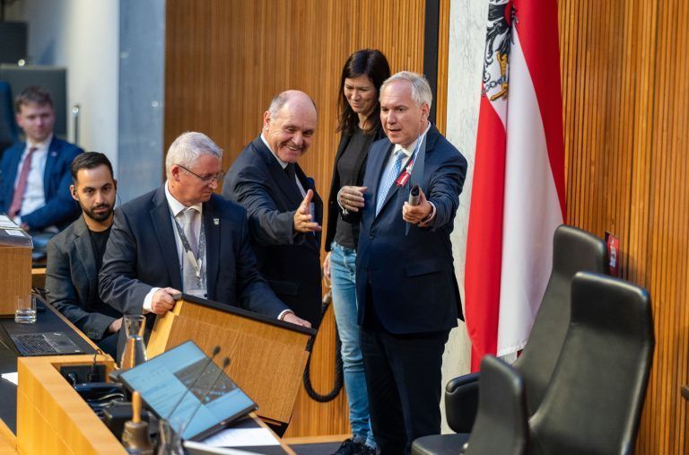 ABD0144_20241024 – WIEN –
STERREICH: Wolfgang Sobotka (
VP) und Walter Rosenkranz (FP
) am Donnerstag, 24. Oktober 2024, anlsslich der Konstituierenden Sitzung des Nationalrats im Parlament in Wien. – FOTO: APA/GEORG HOCHMUTH