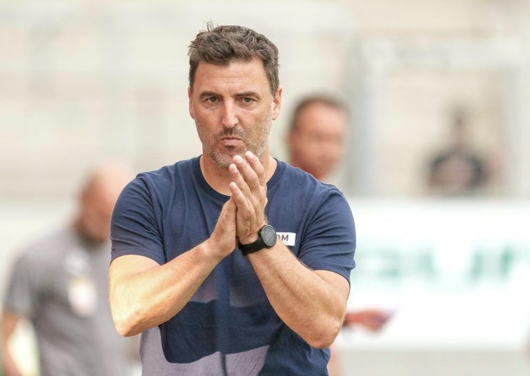 ABD0155_20240803 – ALTACH – STERREICH: Trainer Joachim Standfest (Altach) whrend der Admiral Bundesliga- Begegnung / 1. Runde zwischen Cashpoint SCR Altach und WSG Tirol am Samstag, 03. August 2024, in Altach. – FOTO: APA/DIETMAR STIPLOVSEK
