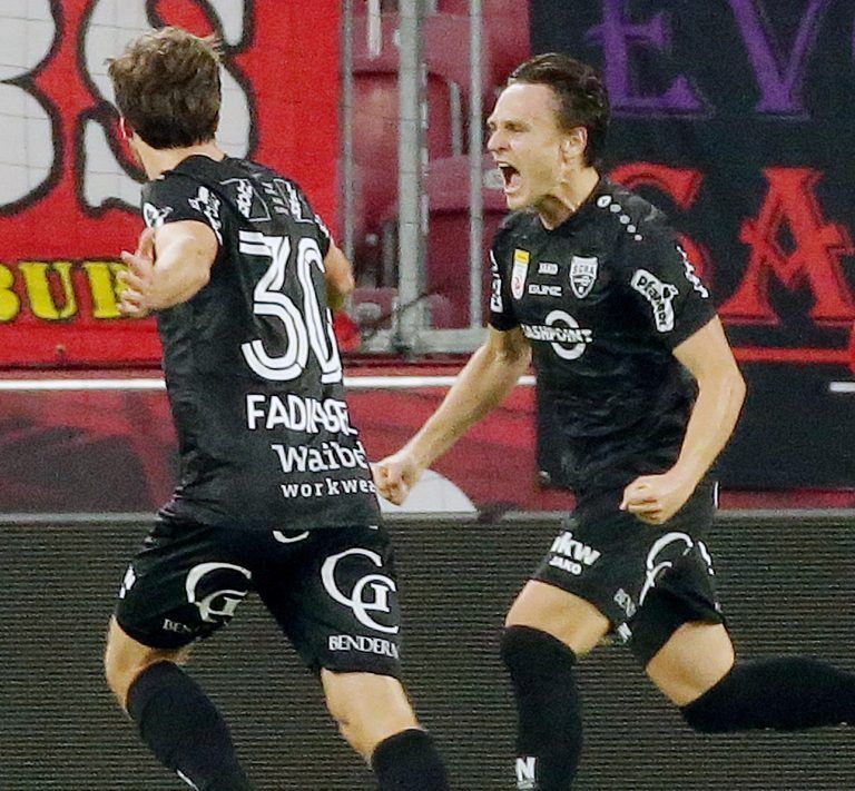 ABD0164_20241019 – SALZBURG –
STERREICH: Lukas Fridrikas (Cashpoint SCR Altach/re) und Lukas Fadinger (Cashpoint SCR Altach/li) jubeln ber den Treffer zum 0:1 whrend der Admiral Bundesliga-Begegnung / 10. Runde zwischen Red Bull Salzburg und Cashpoint SCR Altach am Samstag, 19. Oktober 2024, in Salzburg. – FOTO: APA/KRUGFOTO