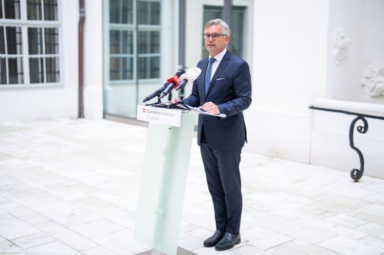 ABD0224_20240917 – WIEN – STERREICH: Finanzminister Magnus Brunner am Dienstag, 17. September 2024, im Rahmen eines Doorsteps im Finanzministerium in Wien nach der Vorstellung der neuen EU-Kommission. – FOTO: APA/GEORG HOCHMUTH