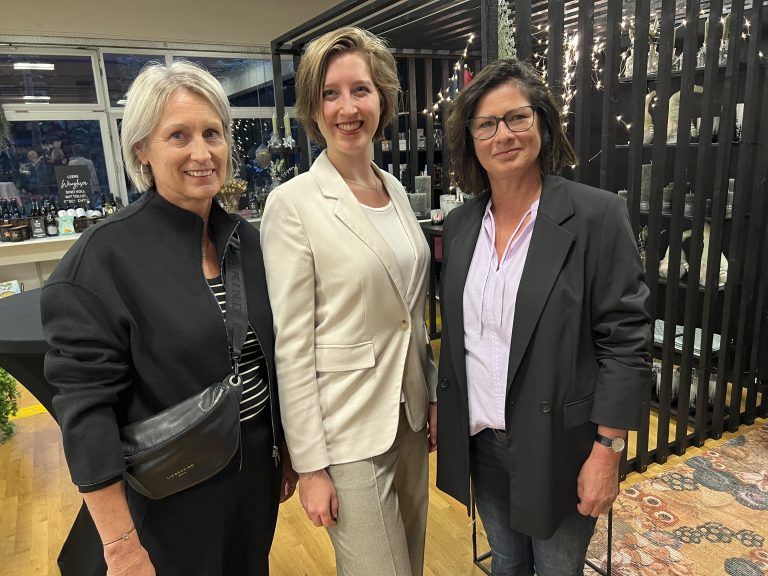 Barbara Buchner, Emily Weirather und Magdalena Holzer beim Rundgang