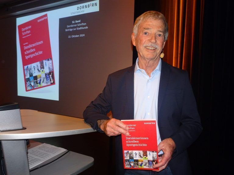Laurin Peter präsentiert sein neues Buch, das die inspirierenden Geschichten von 14 Dornbirner Athletinnen erzählt. - © cth